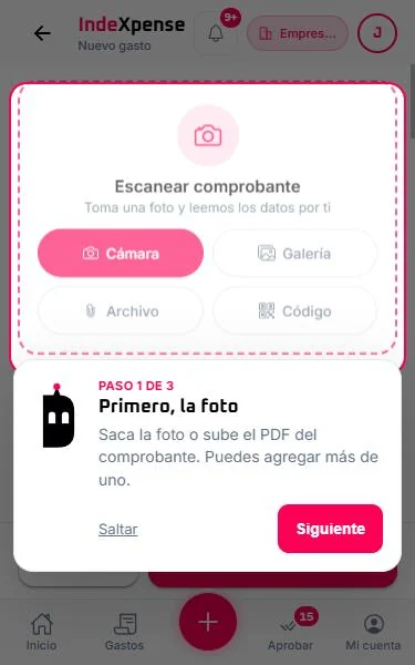 App: nuevo gasto, primero la foto del comprobante, con la guía de la mascota